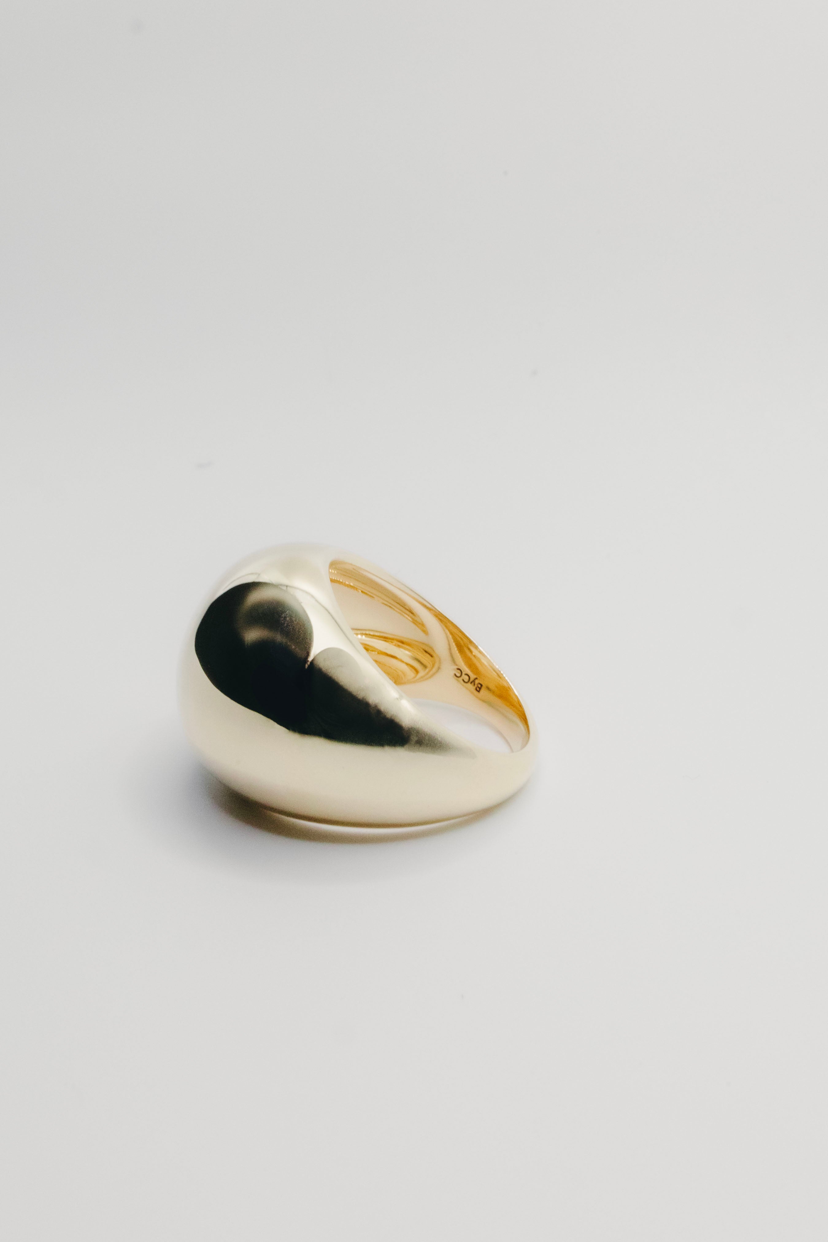 Discover solid gold jewellery that favours classic design