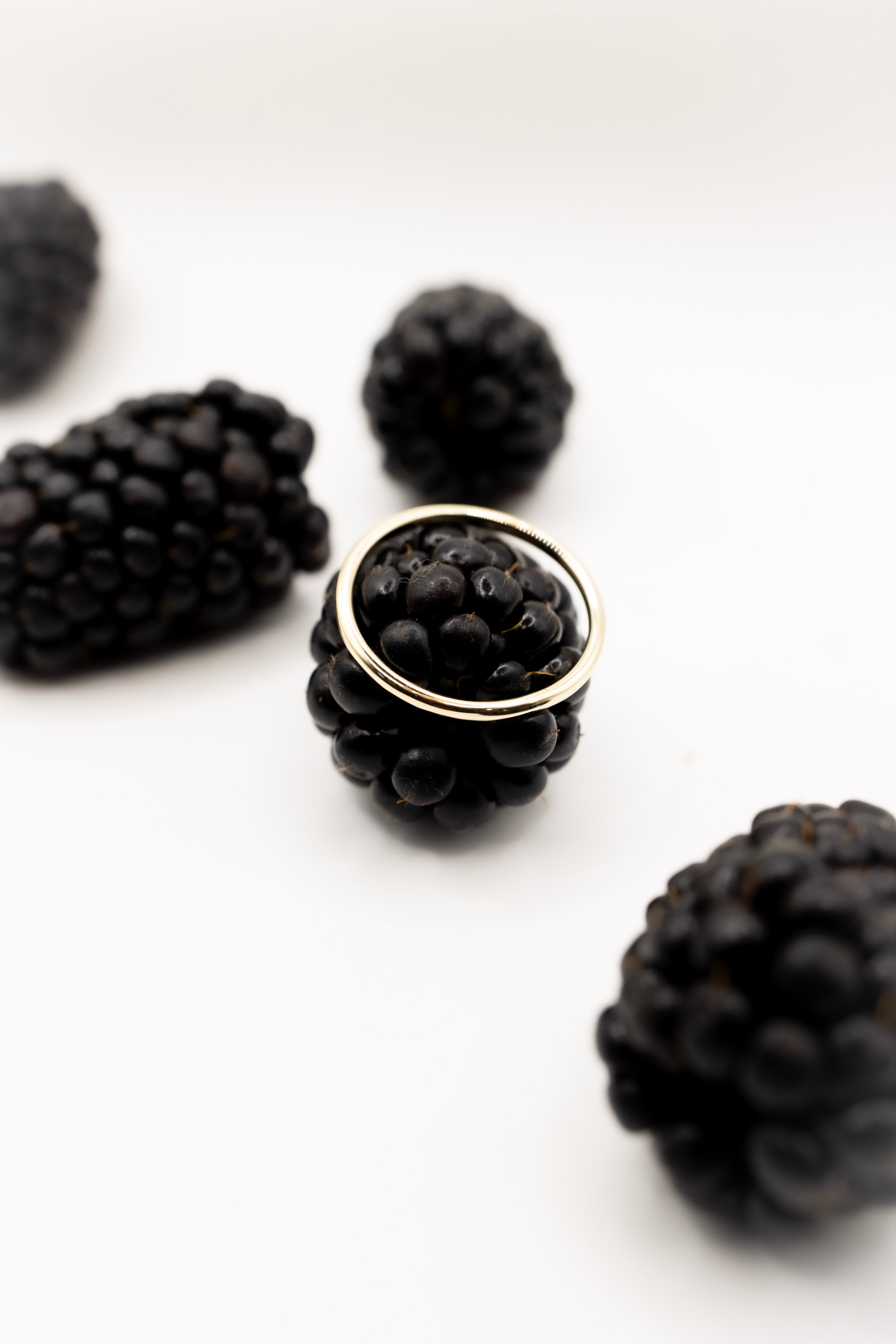 Blackberry-shaped jewelry 1.8mm gold band piece yellow gold on a white background